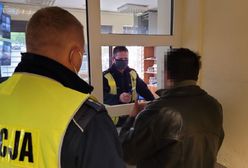 Pijany wjechał w ogrodzenie. Nie mógł ustać na nogach po wyjściu z auta