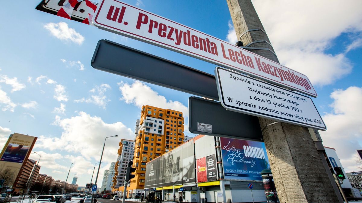Ustawa dekomunizacyjna w Gdansku
fot. Piotr Hukalo/East News  Gdansk 27 02 2018 Ustawa dekomunizacyjna. W mysl decyzji wojewody pomorskiego czesc nazw ulic w Gdansku zostala zmieniona n/z przyslonieta tabliczka z nazwa ulicy Dabrowszczakow oraz tablica z nowa nazwa ul. Prezydenta Lecha Kaczynskiego oraz tablica z informacja o zmianie
Piotr Hukalo