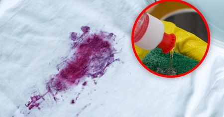 Nałóż na plamę z owoców i zostaw na kilka minut. Zejdzie bez szorowania