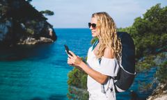 Wszystko zaczyna się w smartfonie. Jak technologia zmienia sposób podróżowania Polaków?