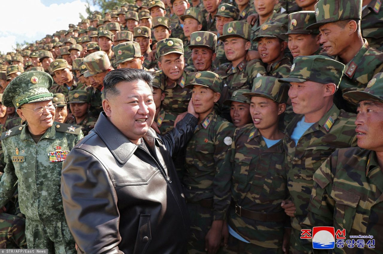 Kim Dzong Un observes artillery exercises of his army.