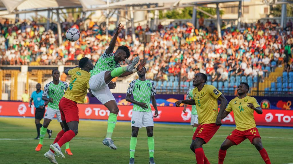 Zdjęcie okładkowe artykułu: Getty Images / Ulrik Pedersen / Na zdjęciu: piłkarze Nigerii w starciu z Kamerunem
