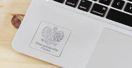Tak zabezpieczą laptopy dla uczniów. Orzeł na obudowie