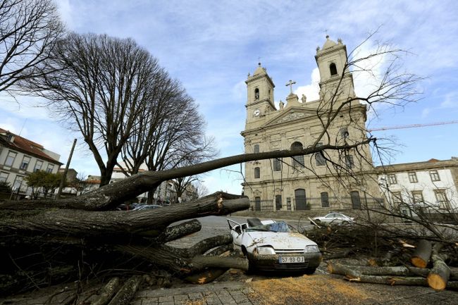 Tornado i ulewy w Portugalii. Ogromne zniszczenia