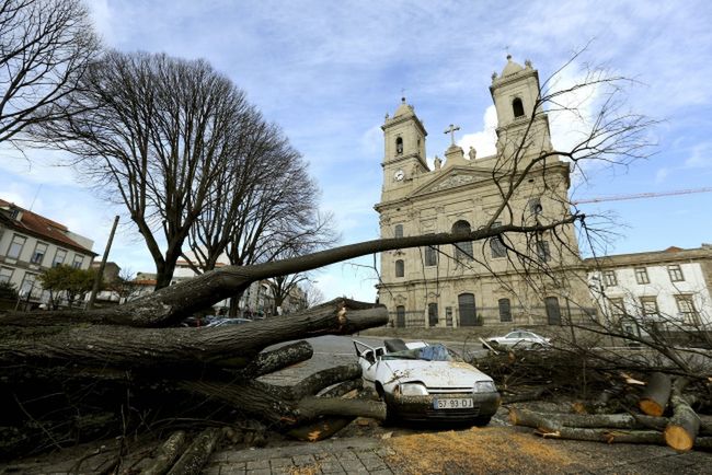 Tornado i ulewy w Portugalii. Ogromne zniszczenia