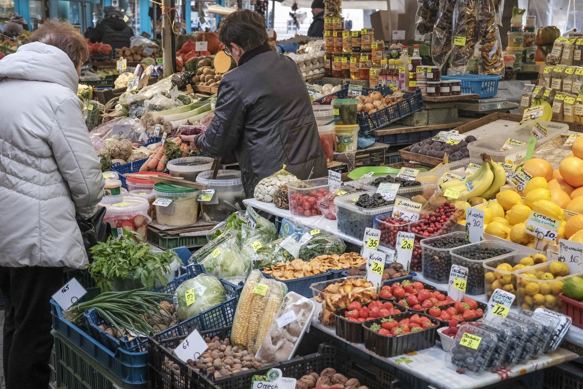 Drożyzna w sklepach. Rosną ceny m.in. owoców, warzyw i zbóż