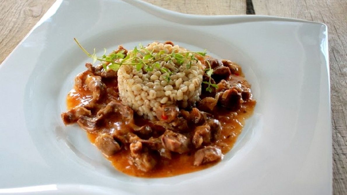 Gulasz z żołądków drobiowych
