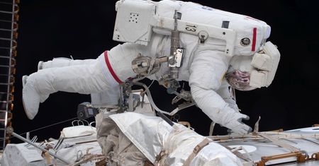Astronauci pracujący na ISS dostaną nowe skafandry wyjściowe. Czego się od takich ubranek wymaga?