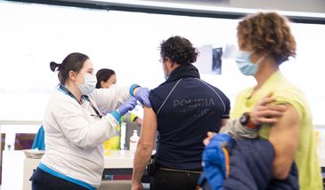 Szczepionka na COVID. Hiszpania dopuszcza możliwość przyjęcia jednej dawki