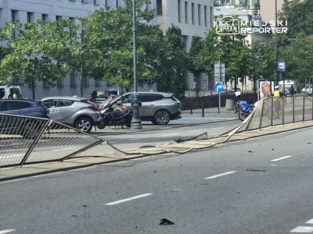 Zasłabł za kierownicą. Uderzył w dwa pojazdy i drzewo. Reanimowany kierowca trafił do szpitala