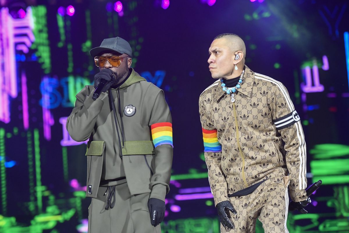 Black Eyed Peas na Sylwestrze Marzeń TVP2 z tęczowymi opaskami