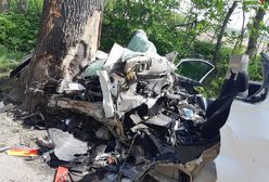 Fiat roztrzaskał się na drzewie. Nie żyje 34-latek