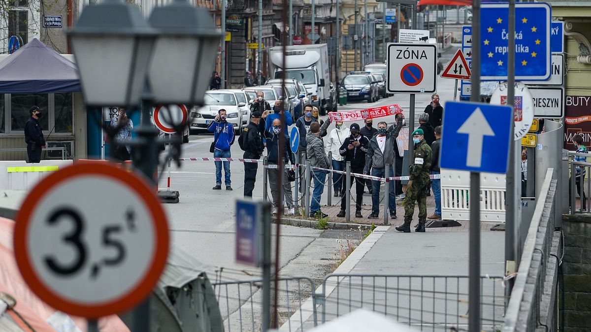 Granica na moście na Olzie w Cieszynie wciąż pozostaje zamknięta dla mieszkańców miasta.