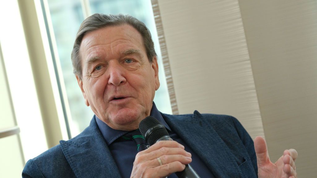 Na zdjęciu Gerhard Schröder z mikrofonem w ręku