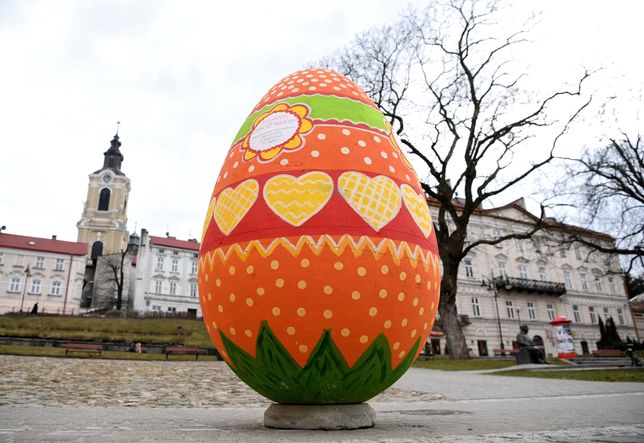 Wielkanoc 2021 coraz bliżej. Gigantyczne pisanki w Przemyślu