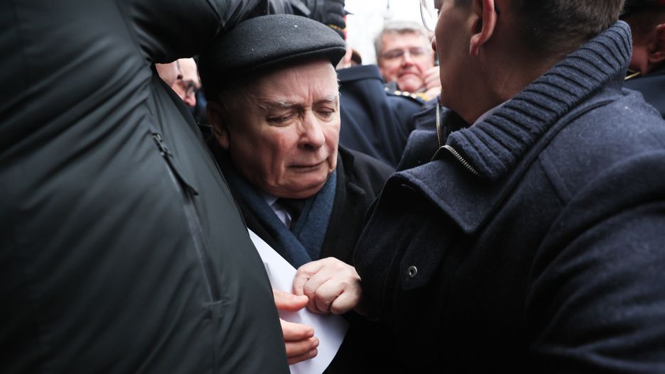 Warszawa, 07.02.2024. Prezes PiS Jarosław Kaczyński (C) przed Sejmem w Warszawie, 7 bm. Mariusz Kamiński i Maciej Wąsik zapowiedzieli swój udział w posiedzeniu izby.(sko) PAP/Leszek Szymański