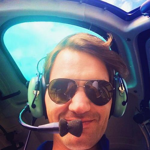 Na mecz pokazowy na alpejskim lodowcu Roger Federer przybył helikopterem (Foto: Twitter)