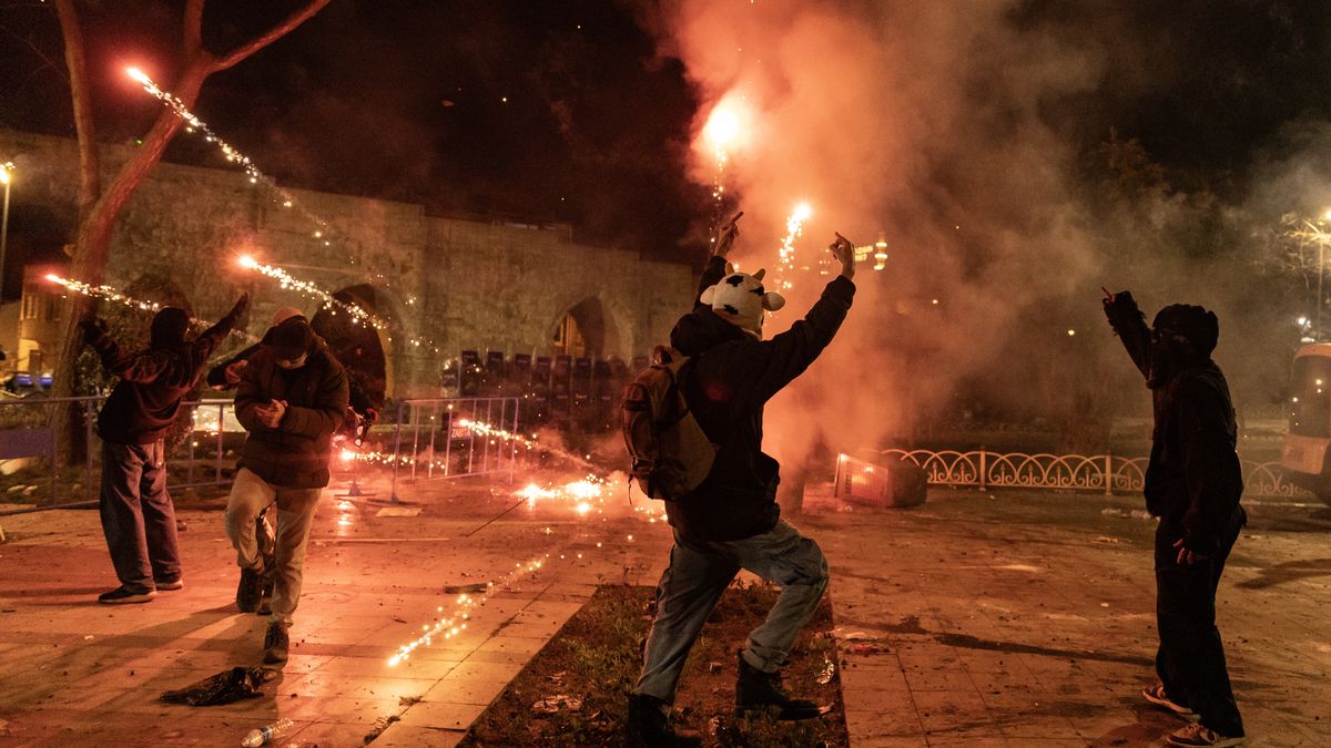 Protest against the detention of Istanbul Mayor Imamoglu
epa11979831 Demonstrators set off fireworks as they try to march to Taksim Square from the Istanbul Municipality headquarters during a protest against the detention of Istanbul Mayor Ekrem Imamoglu, in Istanbul, Turkey, 21 March 2025. Turkish authorities detained Istanbul mayor Ekrem Imamoglu, of the oppositional Republican People's Party (CHP), along with 100 others on 19 March as part of an investigation into alleged corruption and terror links, according to a statement by the Istanbul chief public prosecutor.  EPA/ERDEM SAHIN 
Dostawca: PAP/EPA.
ERDEM SAHIN
clashes, protest