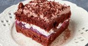 Czekoladowy biszkopt, śmietanka i jedna ekstra warstwa. O przepis na to ciasto zapyta cię każdy