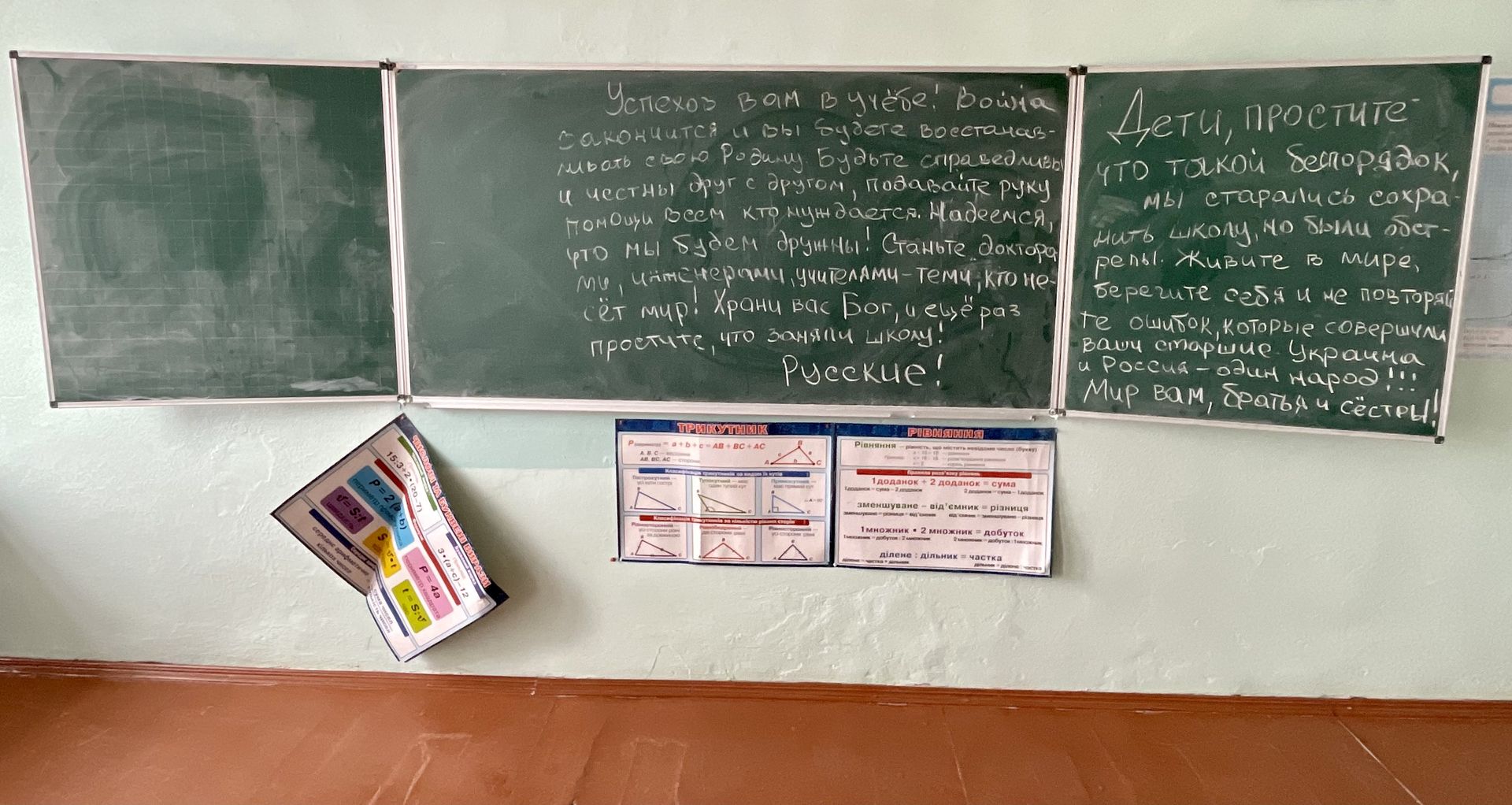 Tablica w szkole w Katiużance z "przesłaniem" od Rosjan dla uczniów