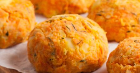 Nasi dziadkowie zajadali co piątek te szybkie i tanie kotleciki. Ja dodaję dwa ekstra składniki
