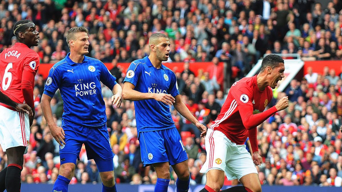 PAP/EPA / PETER POWELL / Na zdjęciu: Chris Smalling w barwach Manchesteru United (pierwszy z prawej)