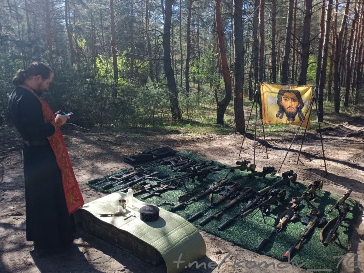 Prawosławny ksiądz z Rosji błogosławi broń