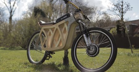 Elektryczny rower z drewna. Niezwykły projekt pasjonatki