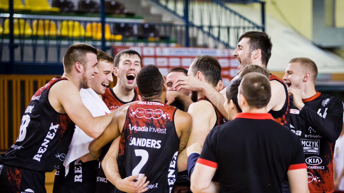 drużyna Astorii Bydgoszcz cieszy się z wygranej