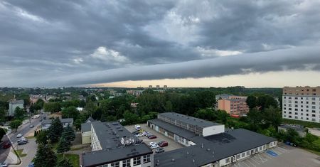 Groźne chmury rolkowe. Internauta uchwycił spektakularny moment na łódzkim niebie