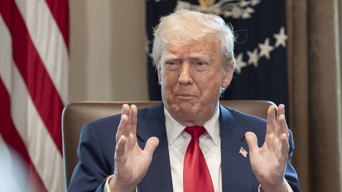 US President Trump hosts cabinet meeting at the White House
epa12065909 US President Donald Trump listens to remarks during a cabinet meeting in the Cabinet Room of the White House in Washington, DC, USA, 30 April 2025.  EPA/KEN CEDENO / POOL 
Dostawca: PAP/EPA.
KEN CEDENO / POOL
cabinet, meeting, white house, government, politics, ministers, flag, pin
