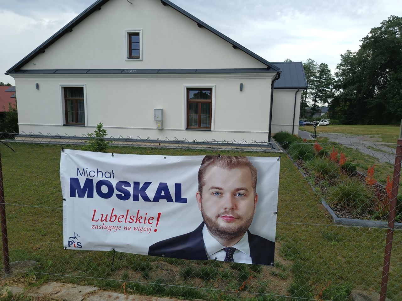 Baner Michała Moskala na świetlicy w Godowie (województwo lubelskie)