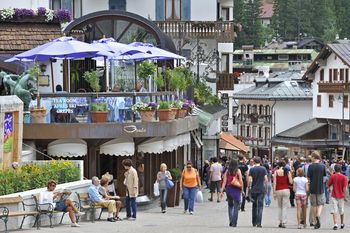 Chodzą półnago i myją się na ulicy. Włoskie miasto ma dość