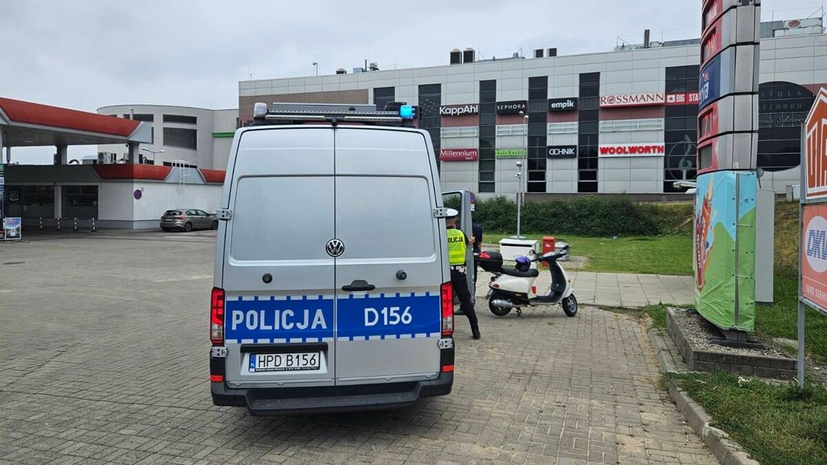Policjanci interweniujący do zdarzenia drogowego z udziałem motocyklisty na al. Spółdzielczości Pracy
