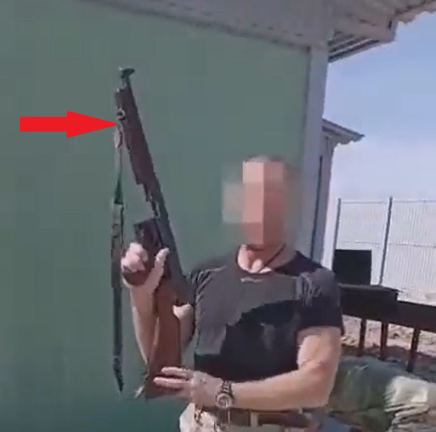 Rosjanin trzymający zabytkowy pistolet Thompson M1.