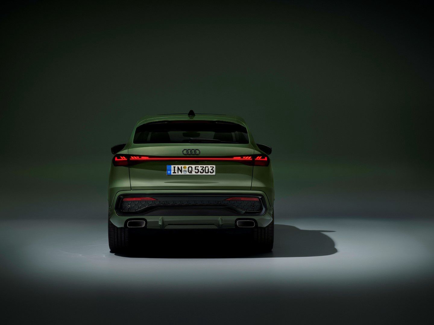 Static photo,
Colour: District green metallic