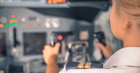 Komar ugryzł młodą pilotkę w czoło. Finał tej historii jest tragiczny