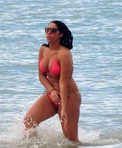 Fatmire Sinanaj - seksowne krągłości na plaży
