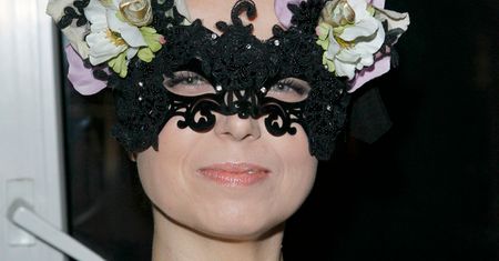 Katarzyna Pakosińska: Zasłoniła twarz, ale pokazała piersi!