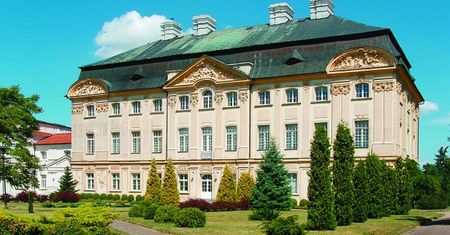 Ciążeń. W pałacowej bibliotece znajduje się jedna z największych w Europie kolekcji masoników