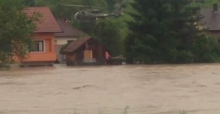 Dramatyczne nagranie z akcji ratunkowej ludzi uwięzionych przez powódź
