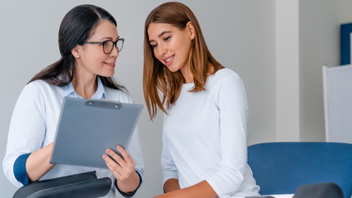 Badanie poziomu androstendionu jest przeprowadzane w przypadku podejrzenia wirylizacji, czyli rozwoju męskich cech u kobiety.