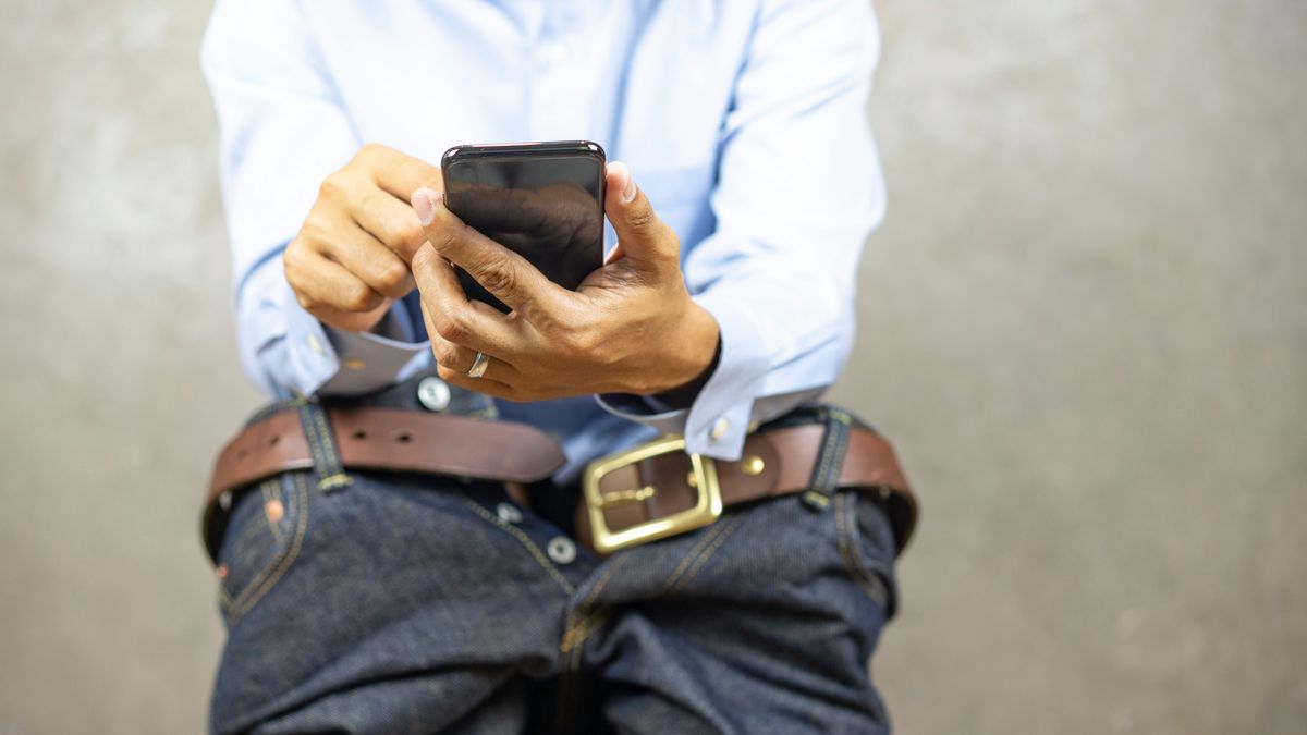 Smartfon w toalecie. Kupa Polaków robi to z urządzeniem w ręku 1