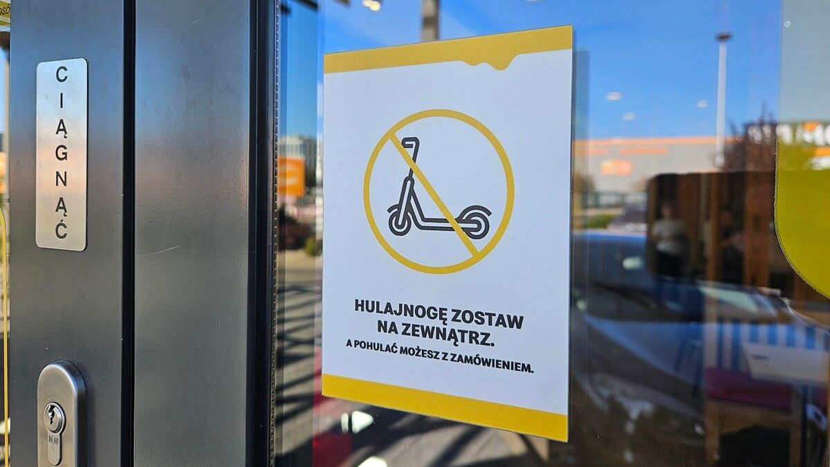 Zakaz wprowadzania hulajnóg do restauracji McDonalds