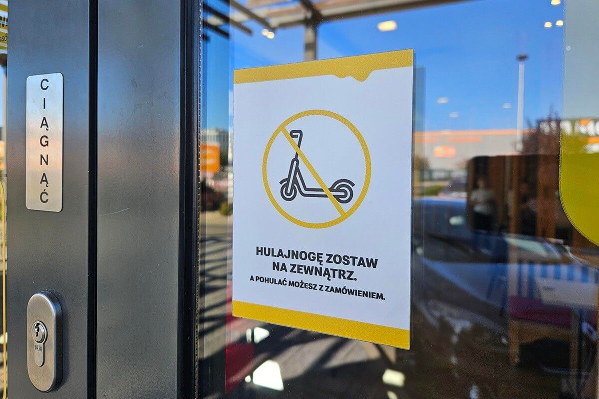 Nowe naklejki na drzwiach restauracji McDonald’s. Sieć wprowadza bezwzględny zakaz dla klientów