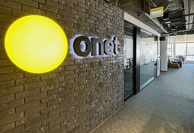 Naukowiec punktuje tekst na Onecie za zmyślone przez AI źródła. Tekst znika, portal wyjaśnia