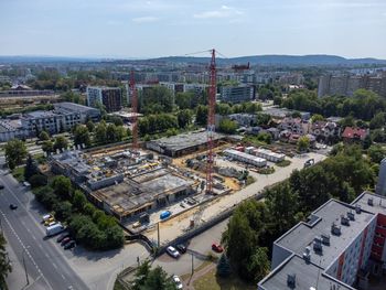 Monument w miejscu spalonego DH Gigant w Krakowie pnie się w górę i rozrasta