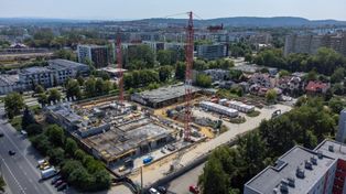 Monument w miejscu spalonego DH Gigant w Krakowie pnie się w górę i rozrasta