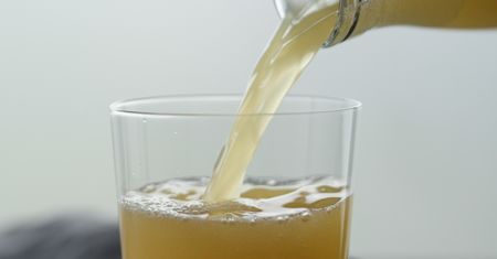 Domowa oranżada bez chemicznych dodatków. Wystarczy, że zagotujesz pomarańcze