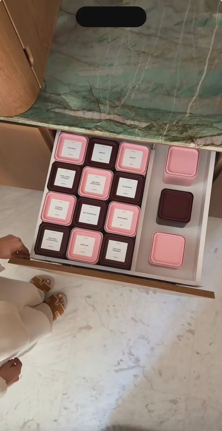 Maja Bohosiewicz posortowała rzeczy w kuchni